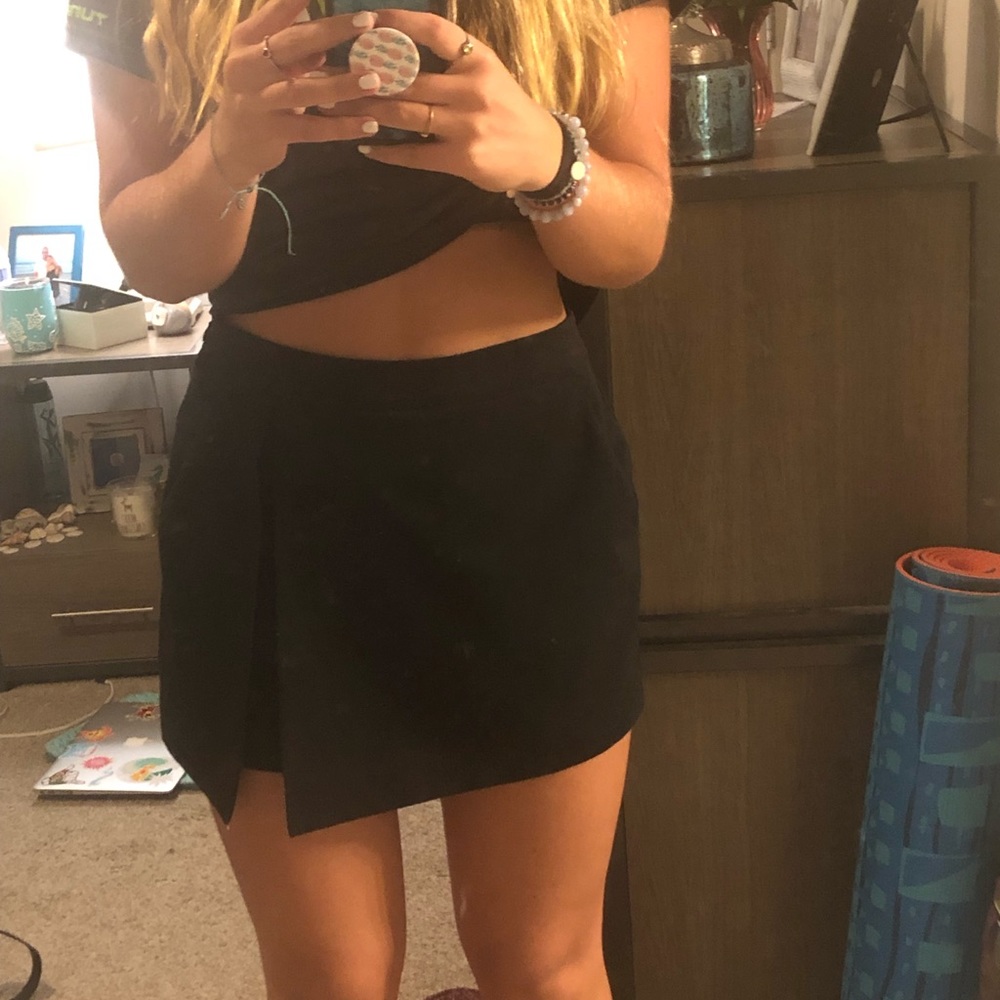 Black skort